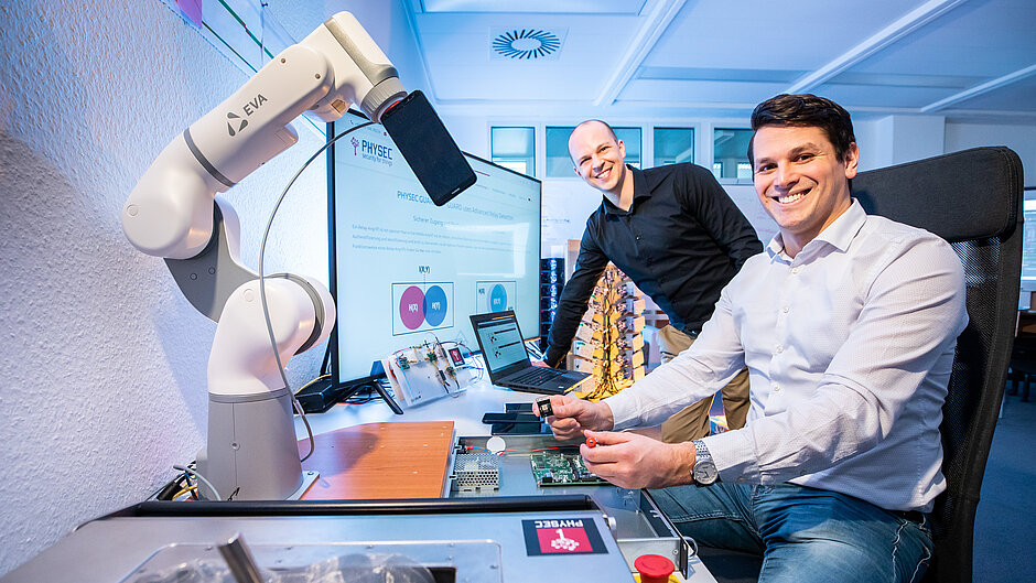 PHYSEC founders Christian Zenger und Heiko Koepke next to a robot