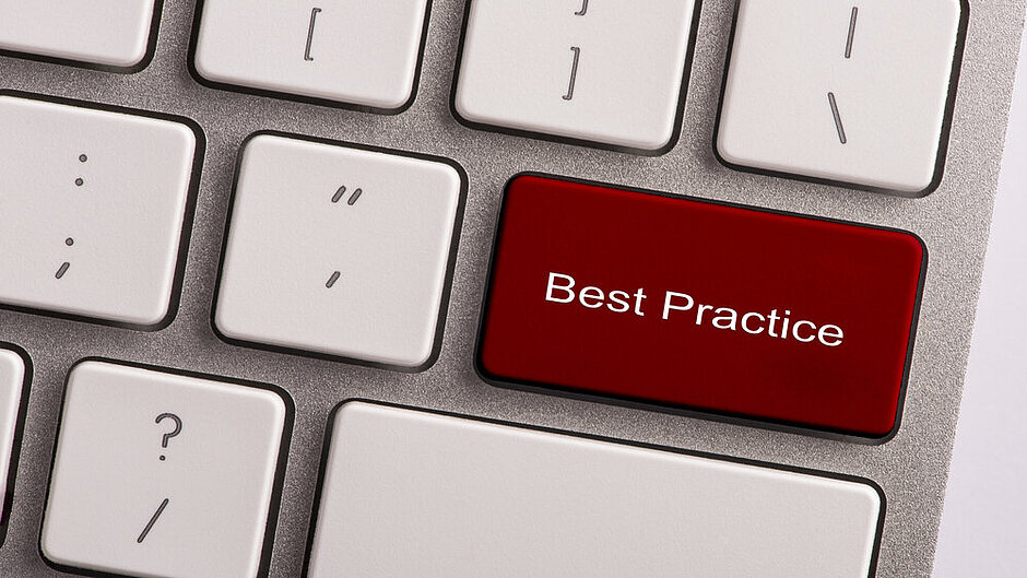 Tastatur mit einer roten Taste auf der "Best Practice" steht.
