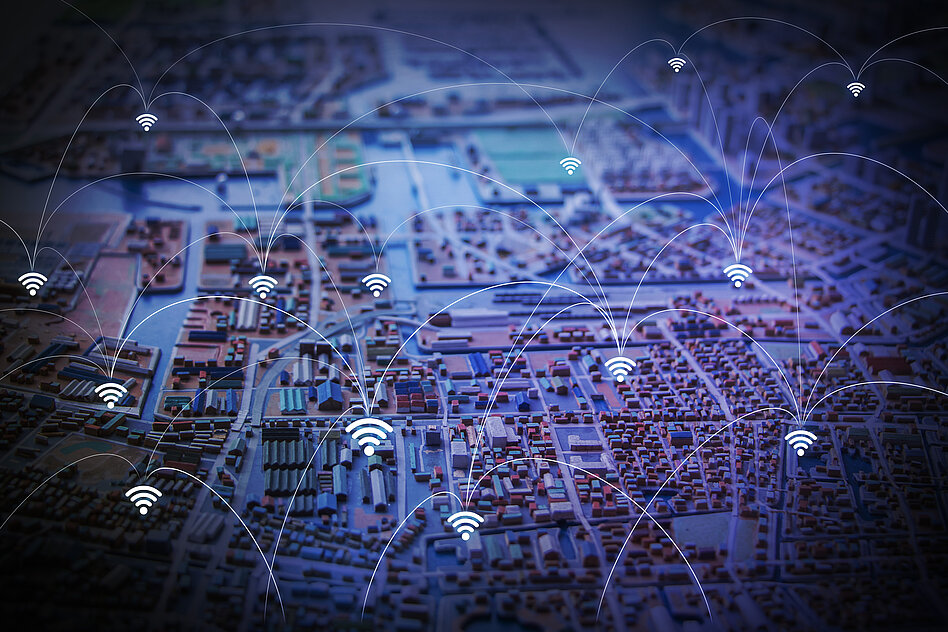A bird's-eye view of a city where the LoRaWAN networks are symbolized by the WLAN symbol.