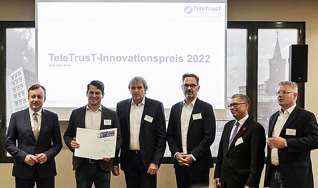Foto von Christian Zenger beim entgegennehmen des TeleTrusT Innovation Awards 2022