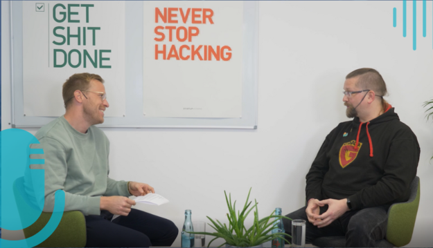 Henrik Hansen, Moderator von "Nachgehackt" der Podcast zur IT-Security, interviewt seinen Gast Tim Berghoff