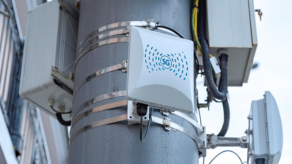 Informationstechnik und Telekommunikation mit PHYSEC Mast mit 5G Router