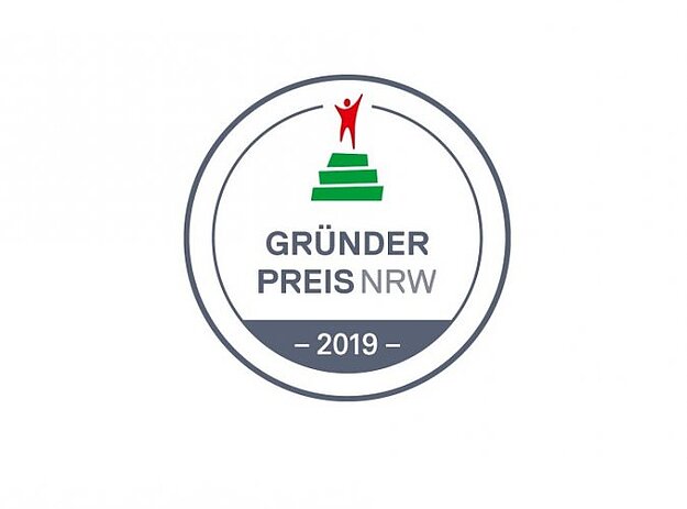 Kreisförmiges Gründerpreis NRW Logo mit einer roten Figur, die auf drei grünen Stufen steht