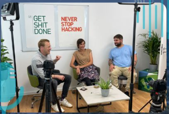 Friederike Schneider, Matteo Große-Kampmann und Henrik Hanses bei der Aufnahme des Podcasts