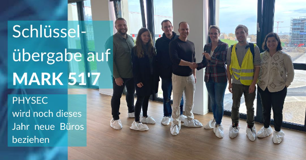 Mitarbeiter bei der Schlüsselübergabe, zusätzlicher Text: "Schlüsselübergabe auf Mark 51'7. PHYSEC wird noch dieses Jahr neue Büros beziehen"